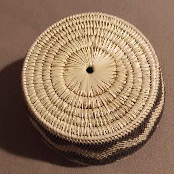 Vintage Handwoven Basket. 7.5” x 7” NEW condition. - Picture 4 of 6